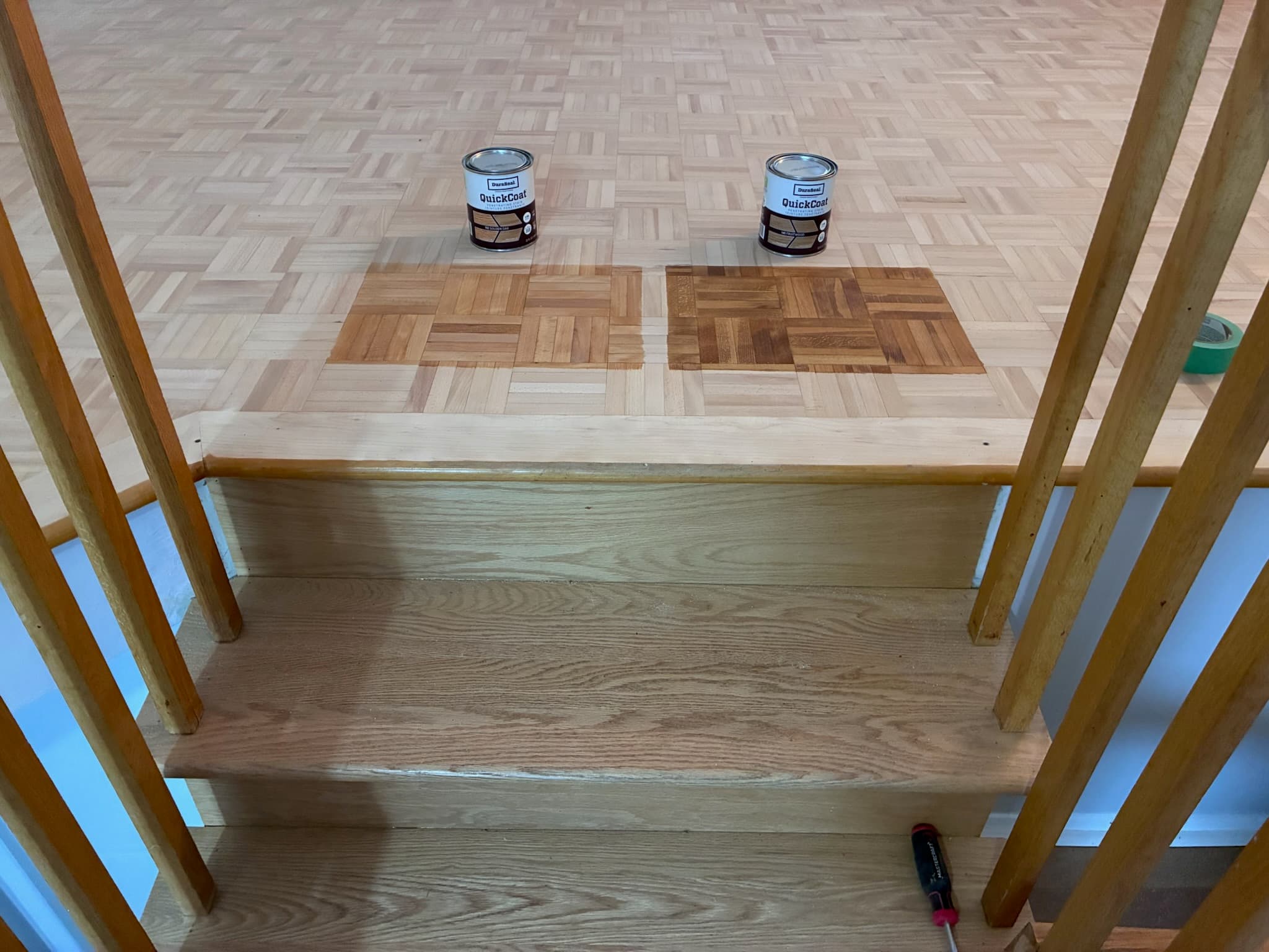 Échantillons de teinture en haut d’un escalier