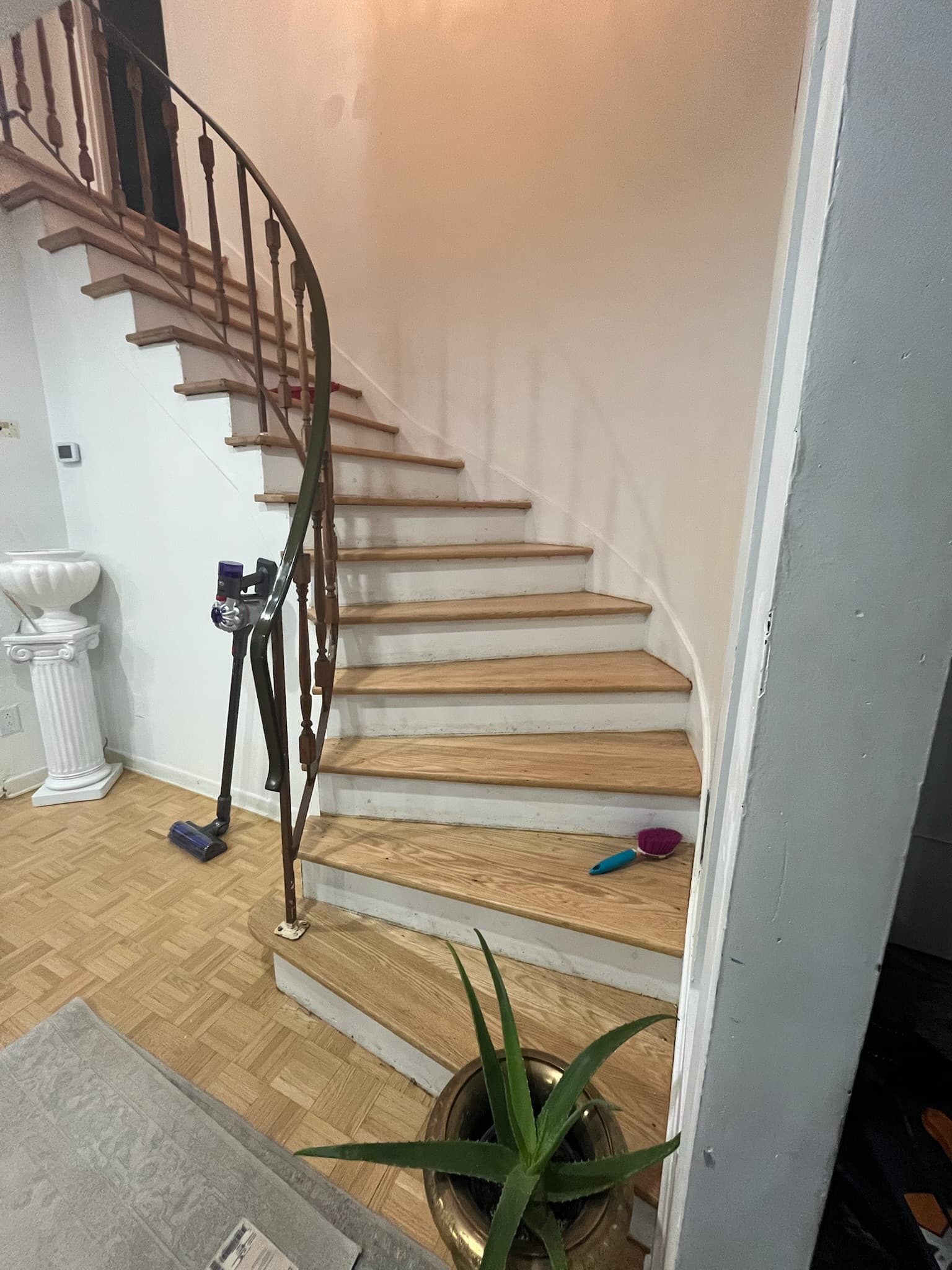 Escalier tournant en bois après sablage
