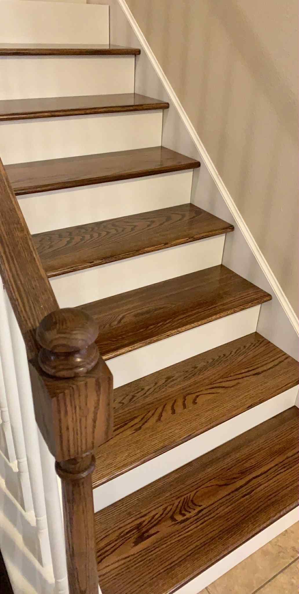 Escalier aux marches teintes foncées et contremarches blanches