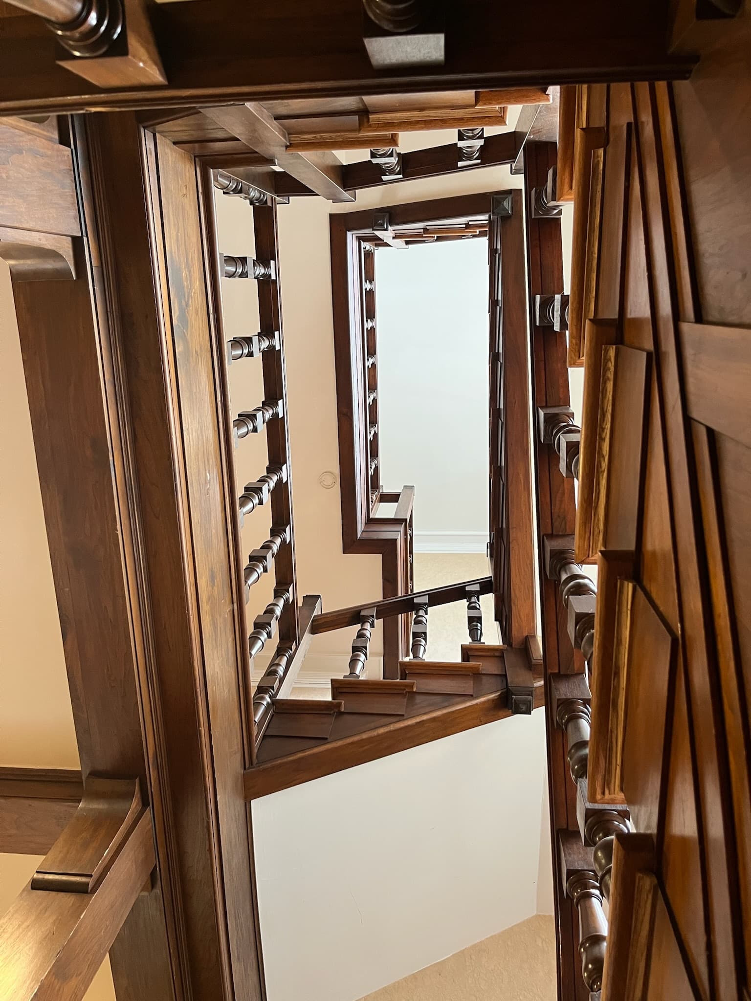 Cage d’escalier en bois vue d’en haut