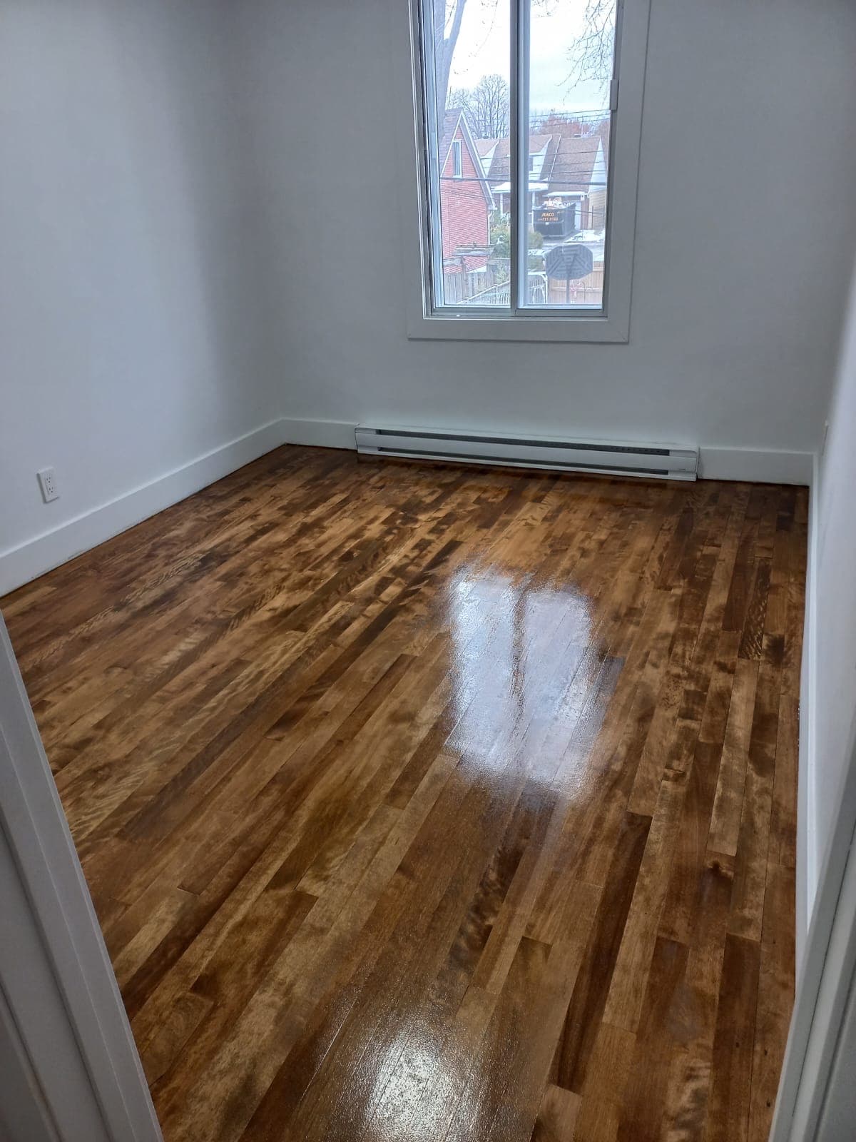 Plancher teint au fini lustré dans une chambre